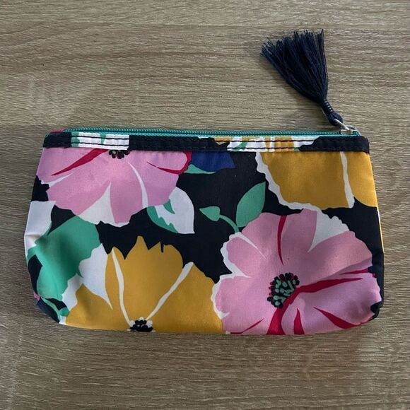 NWOT … MODELLA Cosmetic / Makeup Bag with Floral Design - Picture 2 of 4